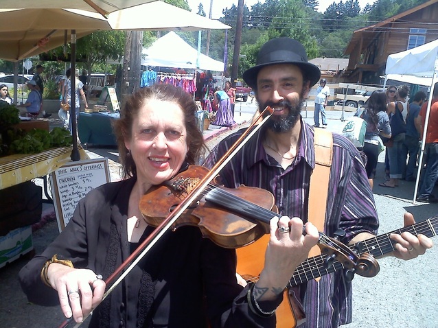 Frisky Brisket Tanya Gaines and Joshua Golden play acoustic guitar and violin